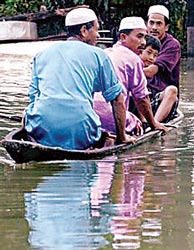 Lũ lụt hoành hành tại khu vực Đông Bắc Malaysia.